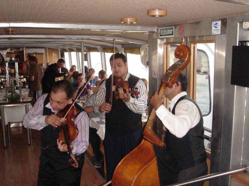 MUSICIENS TSIGANE A BUDAPEST